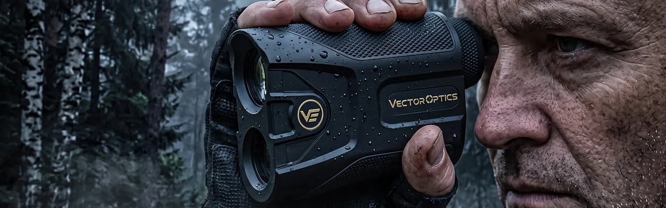 Стрелок измеряет дистанцию лазерным дальномером Vector Optics