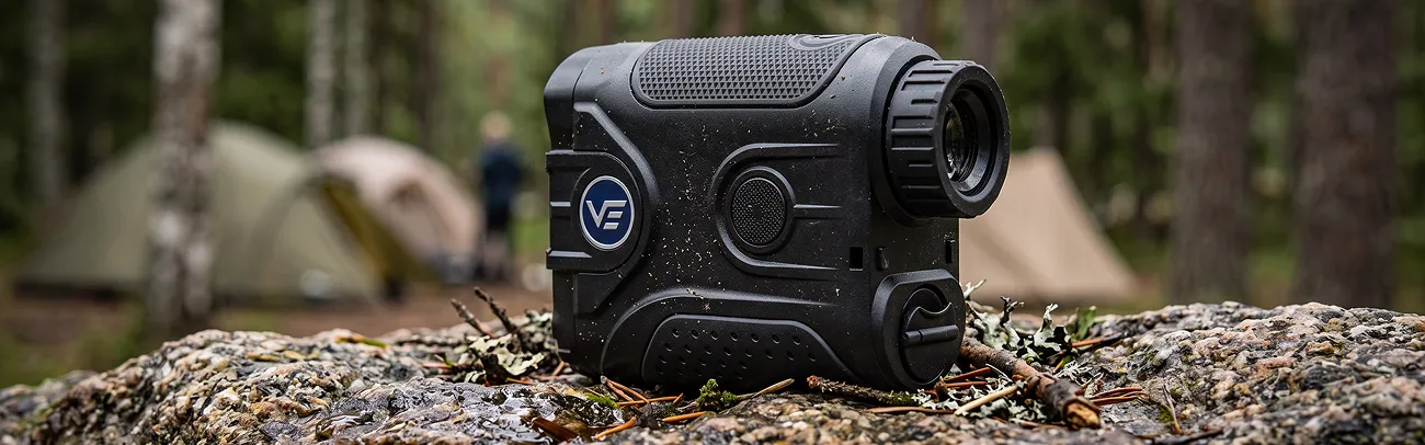 Лазерный дальномер Vector Optics на камне в лесу